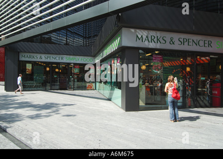 À côté du site réaménagement morelondon tamise Marks & Spencer Simply Food store Banque D'Images