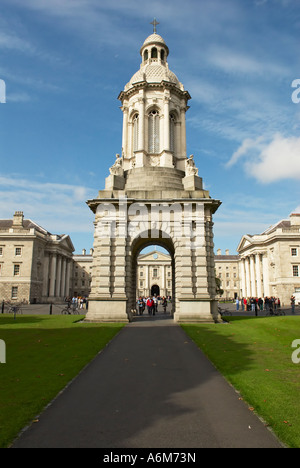 Tour et porche au Trinity College de Dublin Irlande la plus ancienne université d'Irlande fondée en 1592 par la reine Elizabeth I Banque D'Images