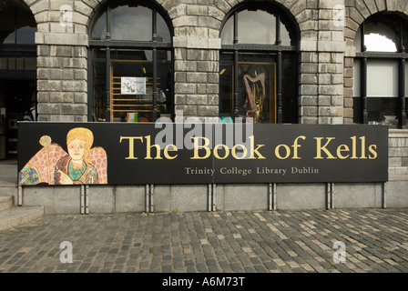 Le Livre de Kells bannières publicitaires l'extérieur de la bibliothèque du Trinity College Banque D'Images