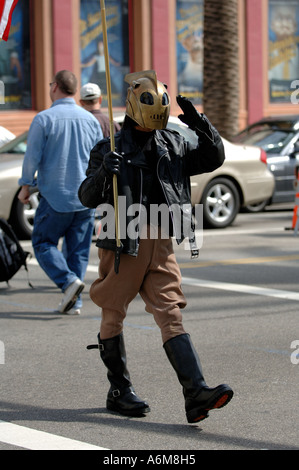 L'Rocketeer célèbre personnages costumés photographie avec les touristes pour des conseils le long de Hollywood Boulevard Banque D'Images