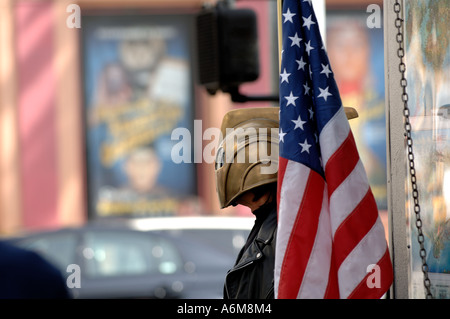 L'Rocketeer célèbre personnages costumés photographie avec les touristes pour des conseils le long de Hollywood Boulevard Banque D'Images
