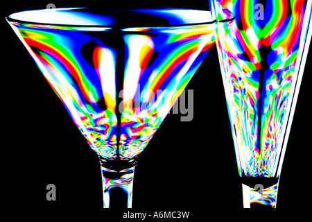 Image abstraite à polarisation croisée de flûte à champagne en verre à cocktail en plastique prises avec un objectif macro close-up montrant stress Banque D'Images