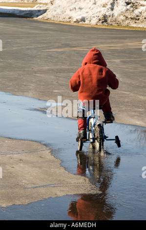 10 mars 2007 Équitation sa moto à travers des flaques de stationnement Banque D'Images