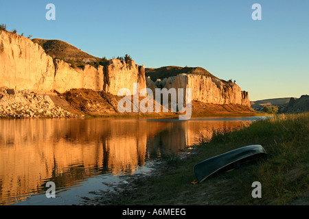 Lever du soleil sur la rivière Missouri, illumine les falaises blanches de la partie supérieure de la rivière Missouri Banque D'Images