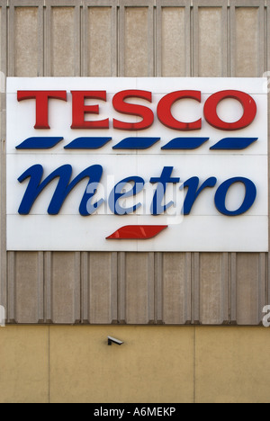 Supermarché Tesco affiche à l'extérieur de son magasin à Harlow Town Banque D'Images