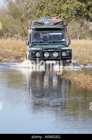 Land Rover Defender 110 pataugeant dans l'eau Banque D'Images