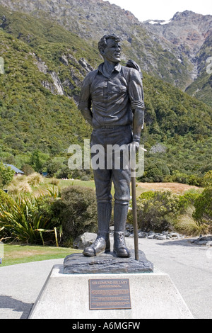 Statue en bronze de Sir Edmund Hillary contre une montagne dans le parc national Aoraki Mount Cook Nouvelle Zélande Banque D'Images