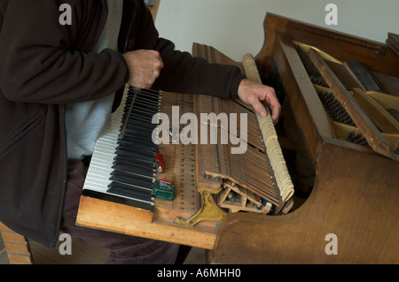 Un technicien en réparation de piano un piano. Banque D'Images