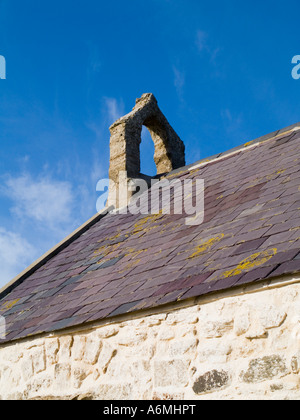 12E SIÈCLE ÉGLISE LLANGWYFAN pavillon et chambre de Bell sur une petite île à Cwyfan Aberffraw Porth Anglesey au nord du Pays de Galles UK Banque D'Images