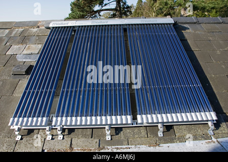 Banque du Canada Pavillon Vaillant aurotherm capteurs solaires à tubes sous vide installé sur un toit en ardoise Cotswolds UK Banque D'Images