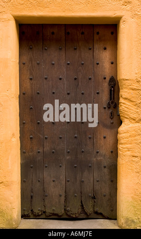 Porte avant en bois cloutée médiévale Banque D'Images