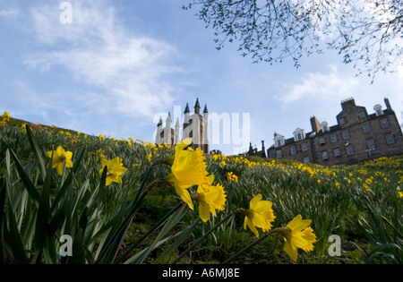 Vue sur les jardins de Princes Street et de l'Église d'Écosse Salle de l'Assemblée sur une journée de printemps ensoleillée Édimbourg, Écosse Banque D'Images