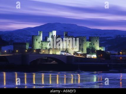 Château de Conwy dans la nuit dans la neige au nord du Pays de Galles Conwy UK Banque D'Images