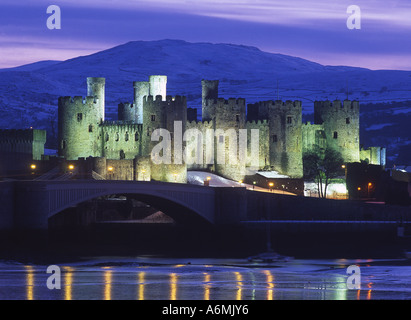 Château de Conwy dans la nuit dans la neige au nord du Pays de Galles Conwy UK Banque D'Images