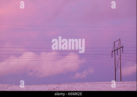 Les lignes électriques sous haute tension traverse le paysage d'hiver dans le nord de New York Banque D'Images