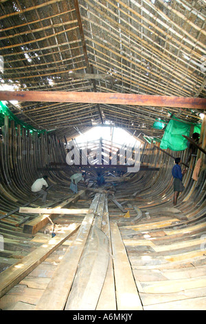 Un Dhow traditionnel en cours de construction sur un chantier au Kerala Inde Beypore Banque D'Images