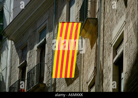 L'écran rétroéclairé (senyera drapeau catalan) se bloque à partir d'un balcon à El Barri Gotic Quartier Gothique de Barcelone Catalogne Espagne Banque D'Images