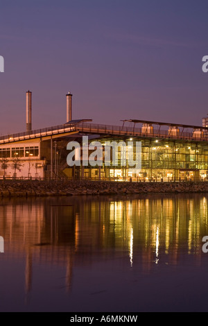 Le National Glass Centre se reflète dans la rivière d'usure au niveau de la nuit. Sunderland Tyne & Wear Angleterre Banque D'Images