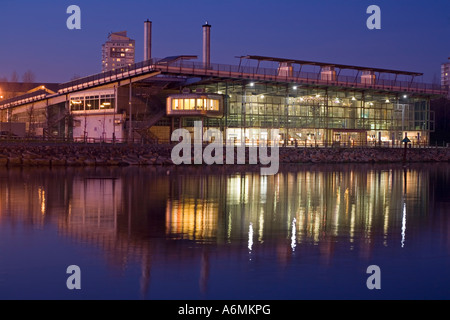 Le National Glass Centre se reflète dans la rivière d'usure au niveau de la nuit. Sunderland Tyne & Wear Angleterre Banque D'Images