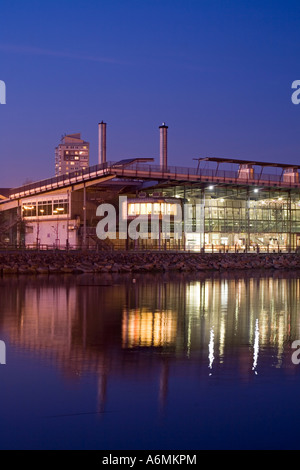 Le National Glass Centre à Sunderland se reflète dans la rivière d'usure au niveau de la nuit. Sunderland Tyne & Wear Angleterre Banque D'Images