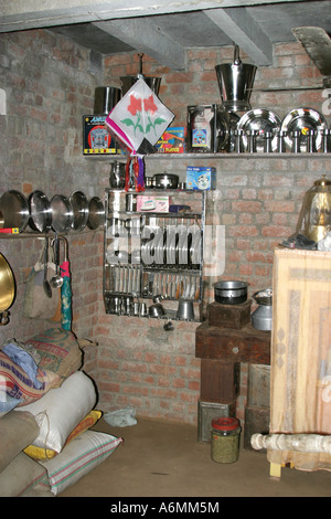 Une tribu Rabari cuisine propre brillant dans le village tribal house dans la région de Banni,Gujarat Inde Banque D'Images
