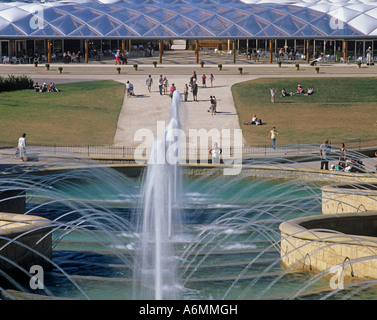 La cascade à Alnwick Gardens dans le Northumberland Banque D'Images