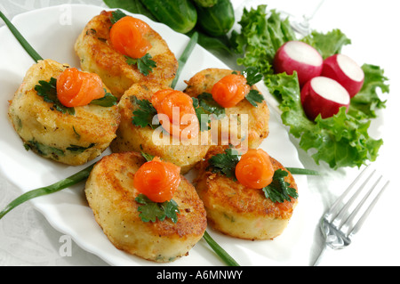 Mini fishcakes avec le saumon et les légumes des aliments sains still life Banque D'Images
