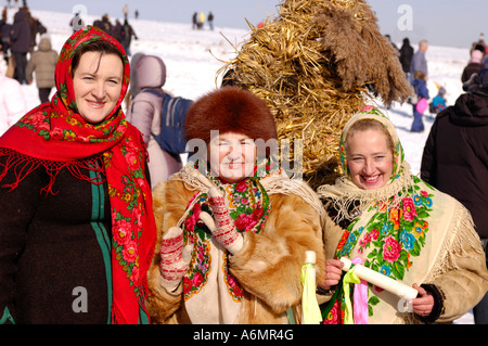 Trois femmes en vêtements traditionnels ukrainiens Banque D'Images