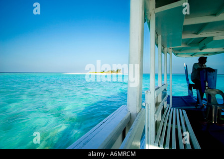 Voir l'île de désert dans les Maldives à partir d'un bateau Dhoni Banque D'Images