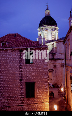 Ruelle éclairée et la Cathédrale Dome de nuit la vieille ville de Dubrovnik Croatie Banque D'Images