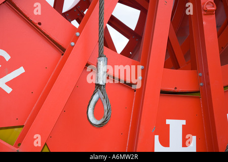 Fixation de la manille ou le fil de l'huile sur une grande roue rouge pose de canalisations Invergordon Harbour- Invernesshire Scotland UK Banque D'Images