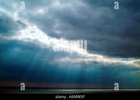 L'arbre de lumière à travers les nuages Banque D'Images