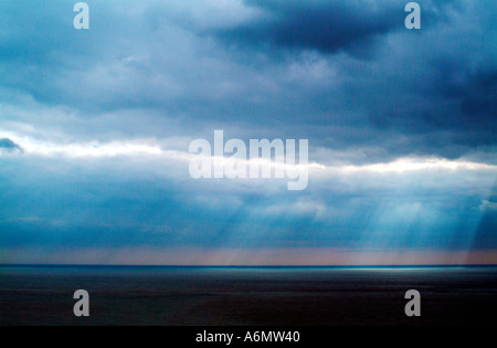 L'arbre de lumière à travers les nuages Banque D'Images