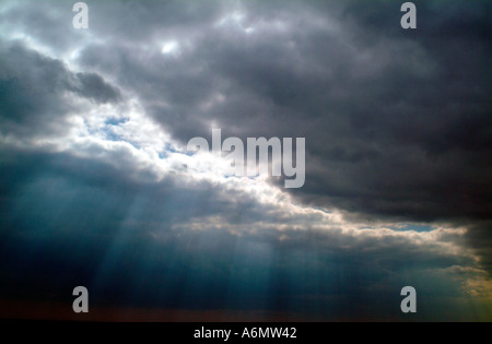 L'arbre de lumière à travers les nuages Banque D'Images