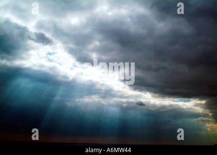 L'arbre de lumière à travers les nuages Banque D'Images