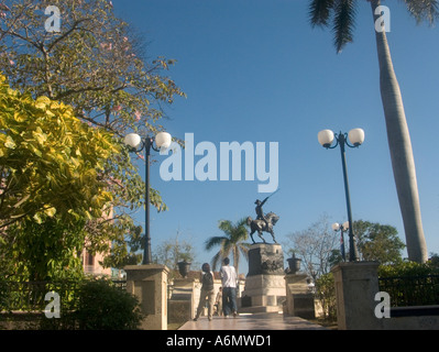 Cuba Cuba Camagüey province cenral parque agramonte avec statue équestre de Ignacio Agramonte héros de la guerre d'indépendance Banque D'Images