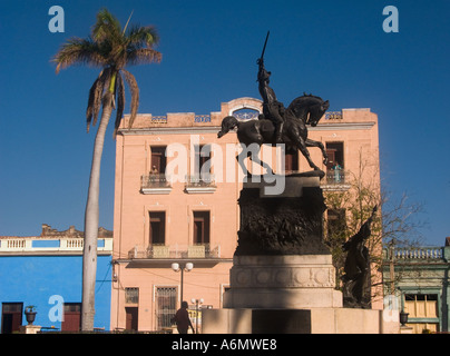 Centre de cuba cuba camaguey agramonte parquey avec statue équestre de Ignacio Agramonte héros de guerre d'indépendance cubaine agai Banque D'Images