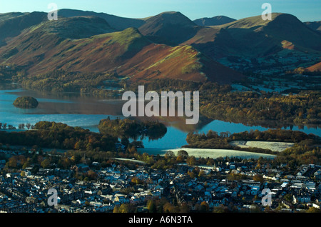 Keswick et Derwent Water avec Cat Bells dans l'arrière-plan Banque D'Images