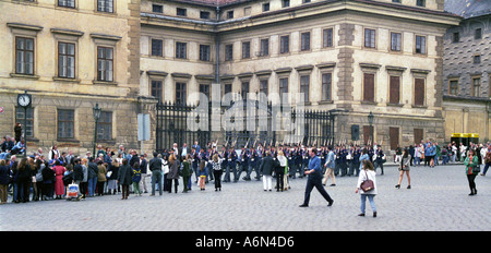 En marche vers le château de Prague Banque D'Images
