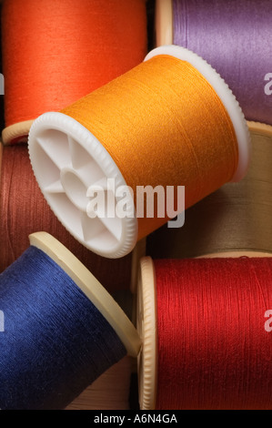 Une sélection de bobines de coton de couleur / couleur. Banque D'Images