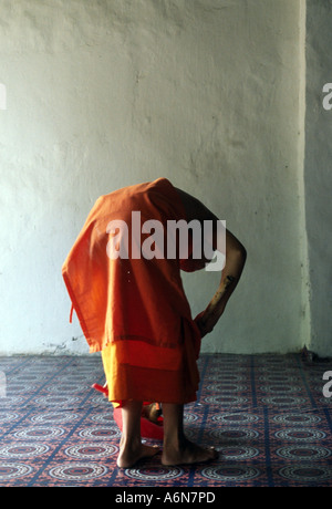 Un moine balaie un temple à Luang Prabang au Laos Banque D'Images