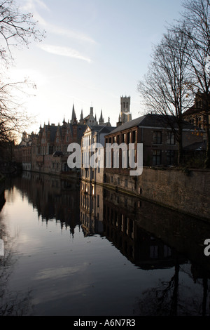 Les canaux de Bruges, avec son beffroi en arrière-plan Banque D'Images