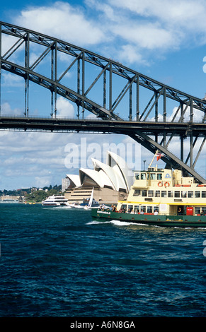 Australie Sydney Bridge et l'Opéra avec l'un des ferries qui traversent la rivière Banque D'Images