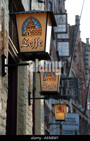 Lanternes de la Leffe à l'extérieur d'un bar à Bruges Banque D'Images