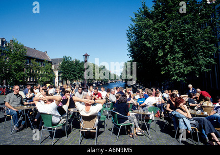 Après-midi de détente au café sur le pont sur le canal en Jordaan d'Amsterdam Banque D'Images
