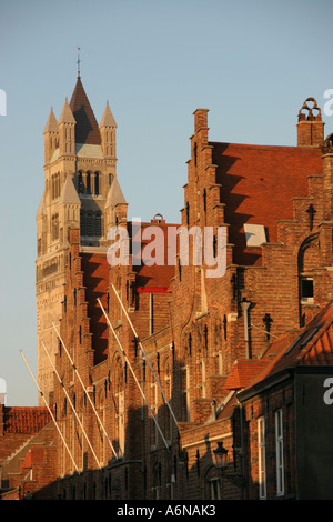 L'église et toits à pignon à Bruges, Belgique Banque D'Images