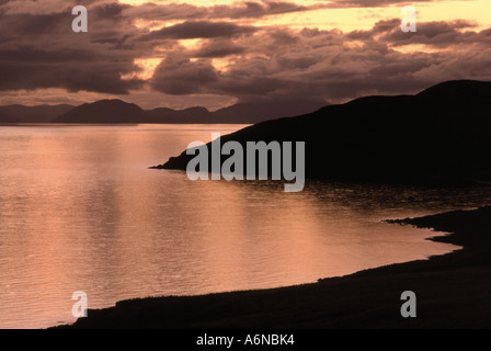 Coucher de soleil sur l'île et la baie de duntulm tulm ile de Skye ecosse Outer Hebrides à distance Banque D'Images