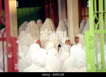 Les femmes dans une mosquée à Surabaya JAVA Indonésie Banque D'Images