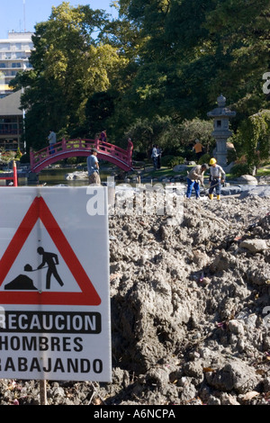 L'homme au travail (dans le Jardim Japones) Banque D'Images