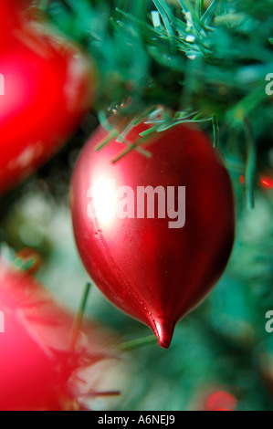 Décorations de Noël rouge fond vert sombre close up profondeur de champ Banque D'Images